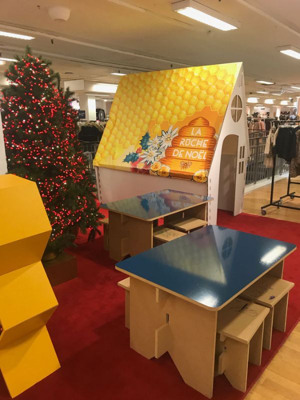 Cabane pour enfants avec toit imprimé et mobilier modulable aux Galeries Lafayette pour La Ruche de Noël.