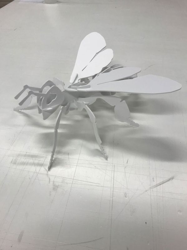 Vue latérale du puzzle abeille 3D, activité enfants La Ruche de Noël.