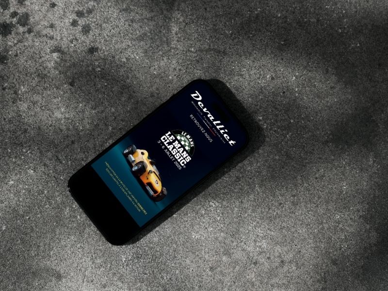 Visuel Instagram du modèle GP de Devalliet affiché sur un smartphone, bleu et jaune, pour le salon Le Mans.