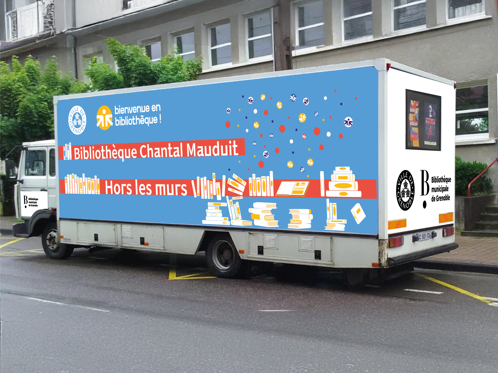 Maquette du covering du bibliobus côté conducteur, avec fond bleu clair, piles de livres et design graphique validé.