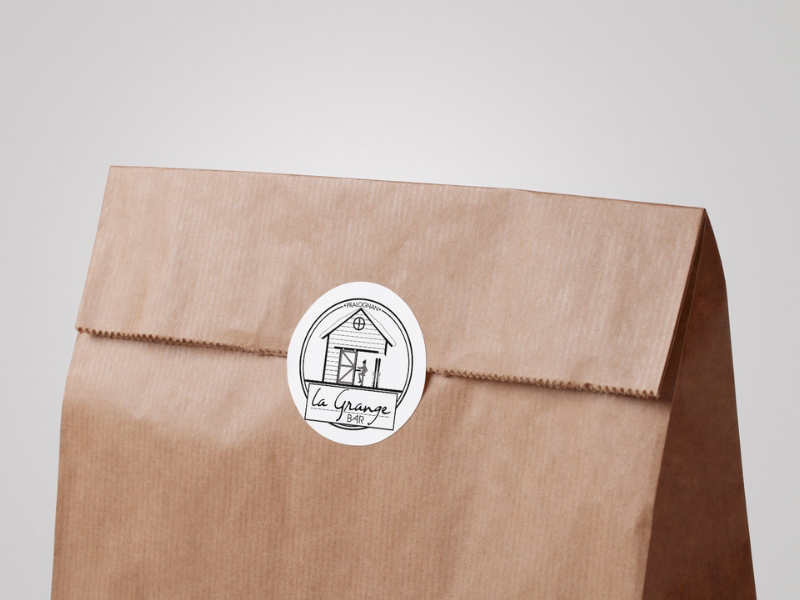 Création logo bar de station en sticker rond La Grange sur sac kraft.